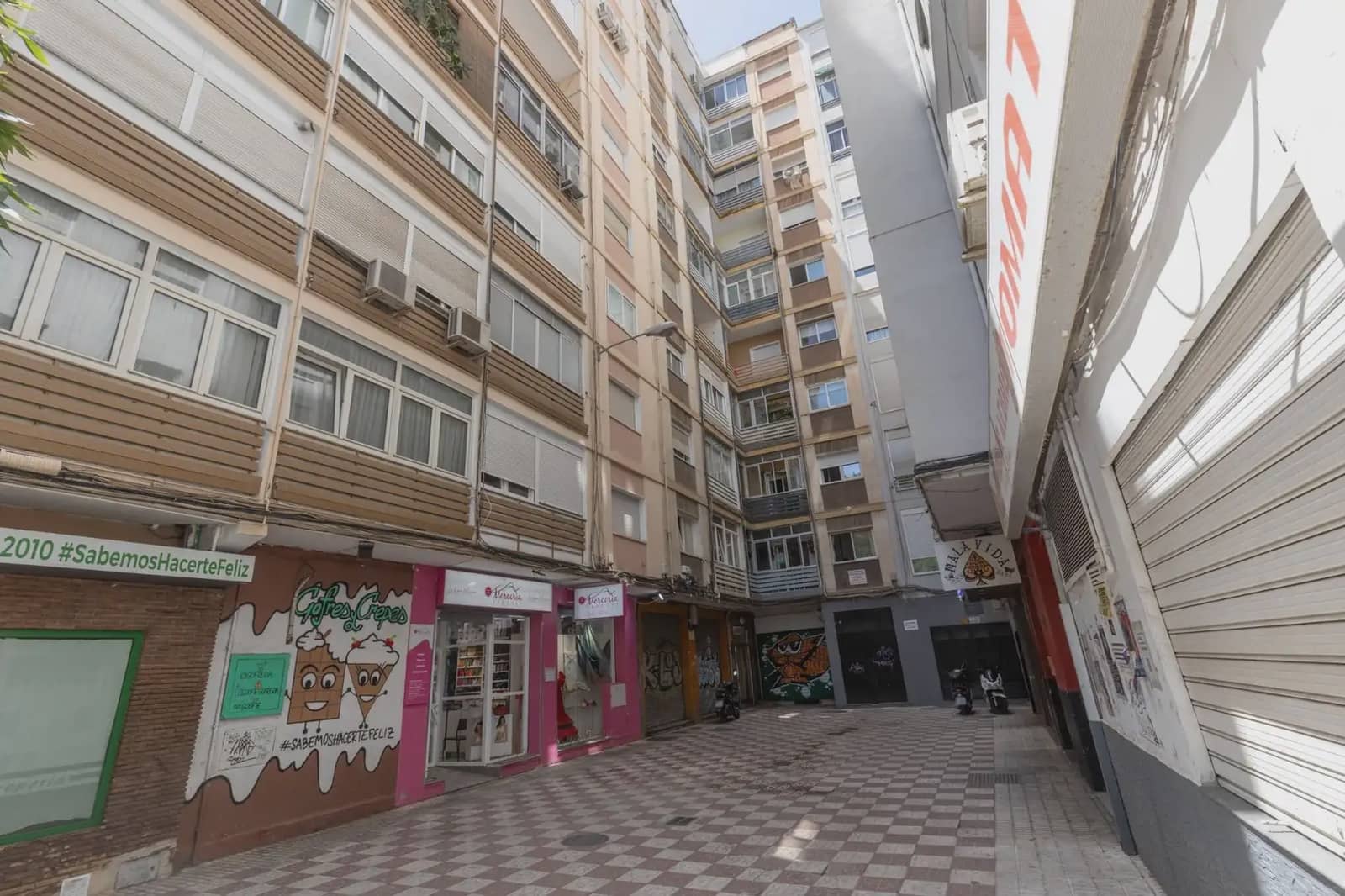 Flat for sale in Granada city - € 349,000 (Ref: 9837090)