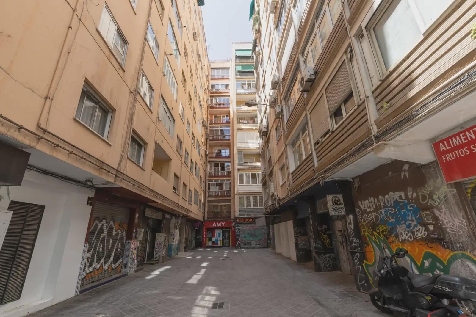 Flat for sale in Granada city - € 349,000 (Ref: 9837090)