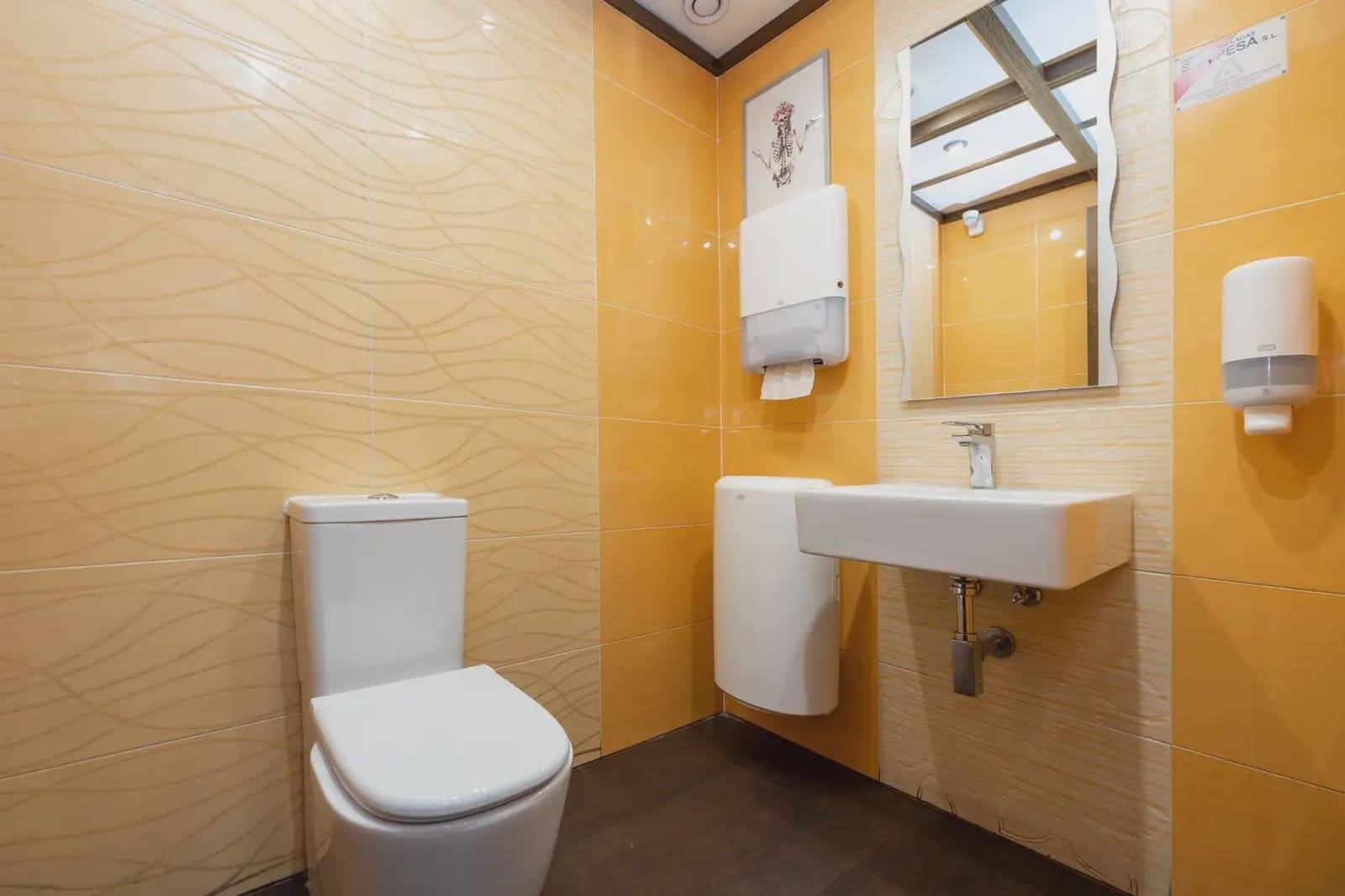 Commercieel te koop in Granada stad - € 350.000 (Ref: 9837096)
