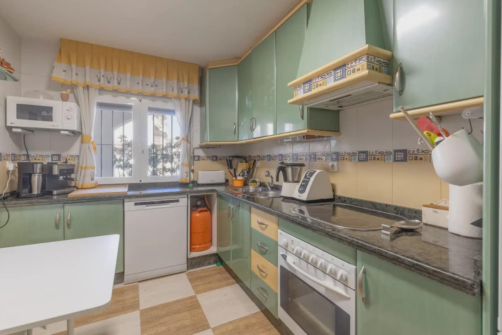 Hus til salgs i Armilla med garasje - € 380 000 (Ref: 9837097)