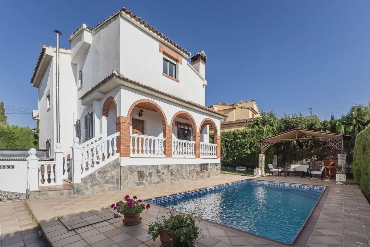 Villa/Maison à vendre à Gojar avec garage - 399 000 € (Ref: 9837103)