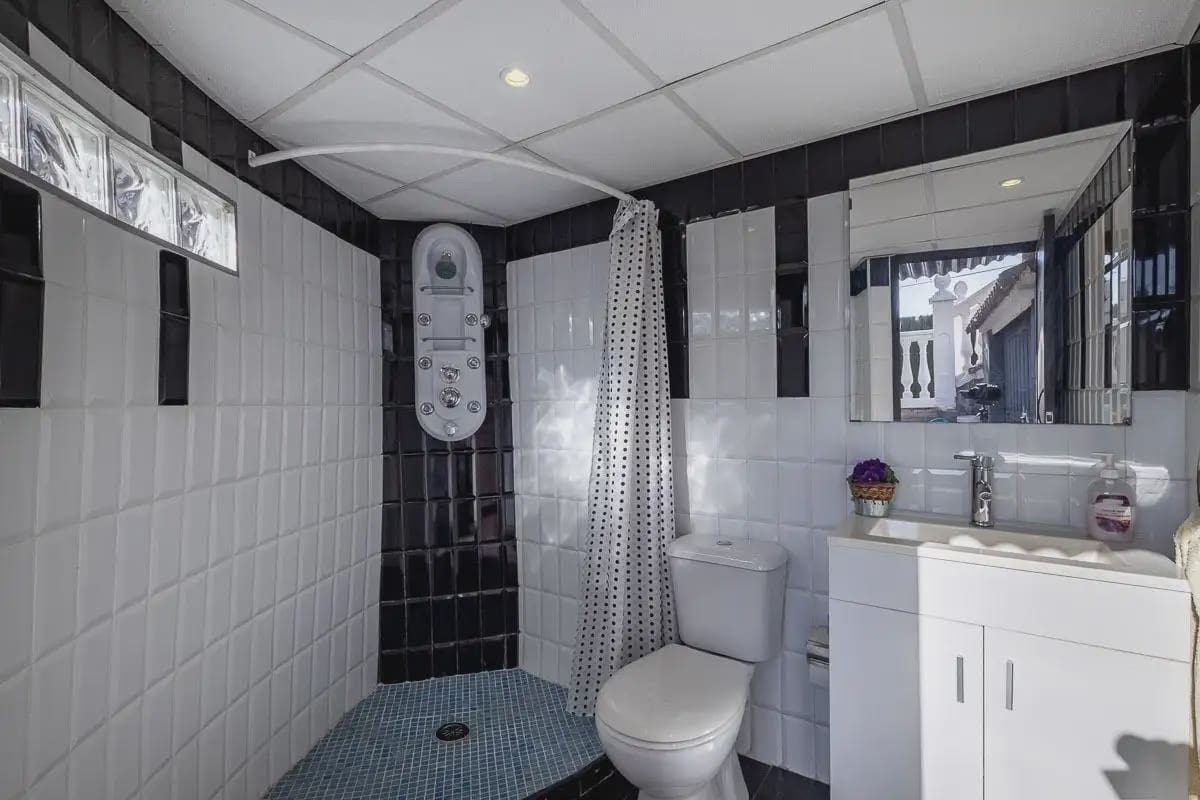 Villa/Maison à vendre à Gojar avec garage - 399 000 € (Ref: 9837103)