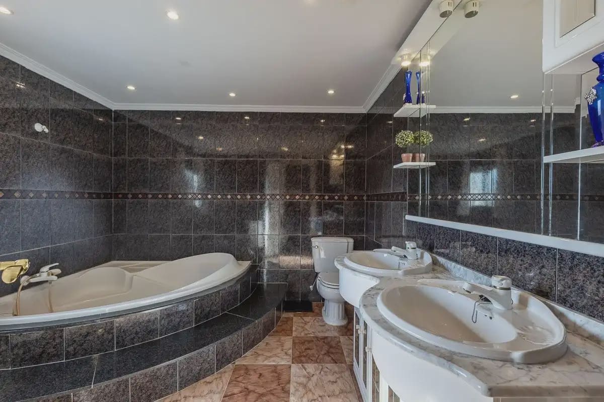 Villa/Maison à vendre à Gojar avec garage - 399 000 € (Ref: 9837103)
