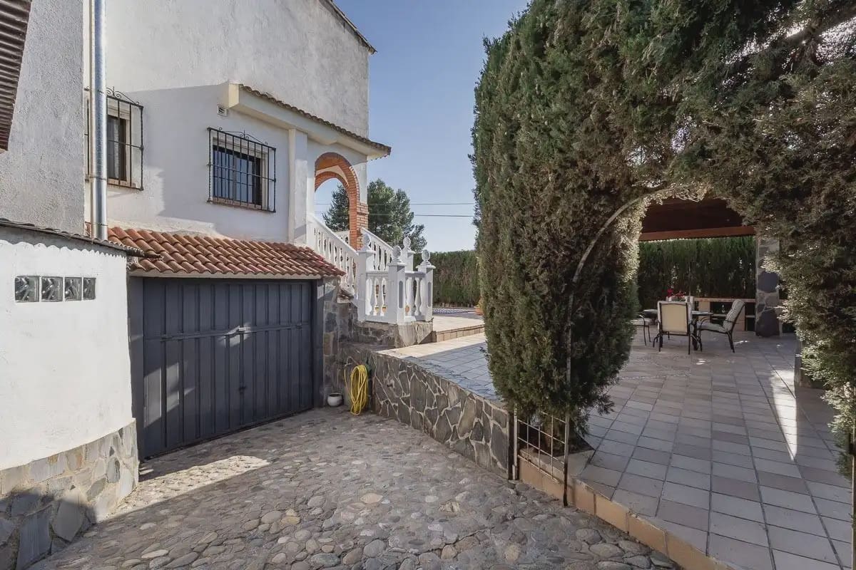 Villa/Maison à vendre à Gojar avec garage - 399 000 € (Ref: 9837103)
