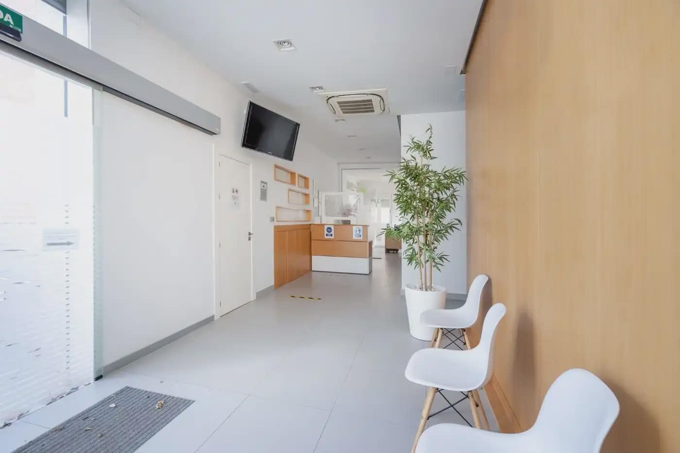 Erhverv til salg i Granada by - € 500.000 (Ref: 9837107)