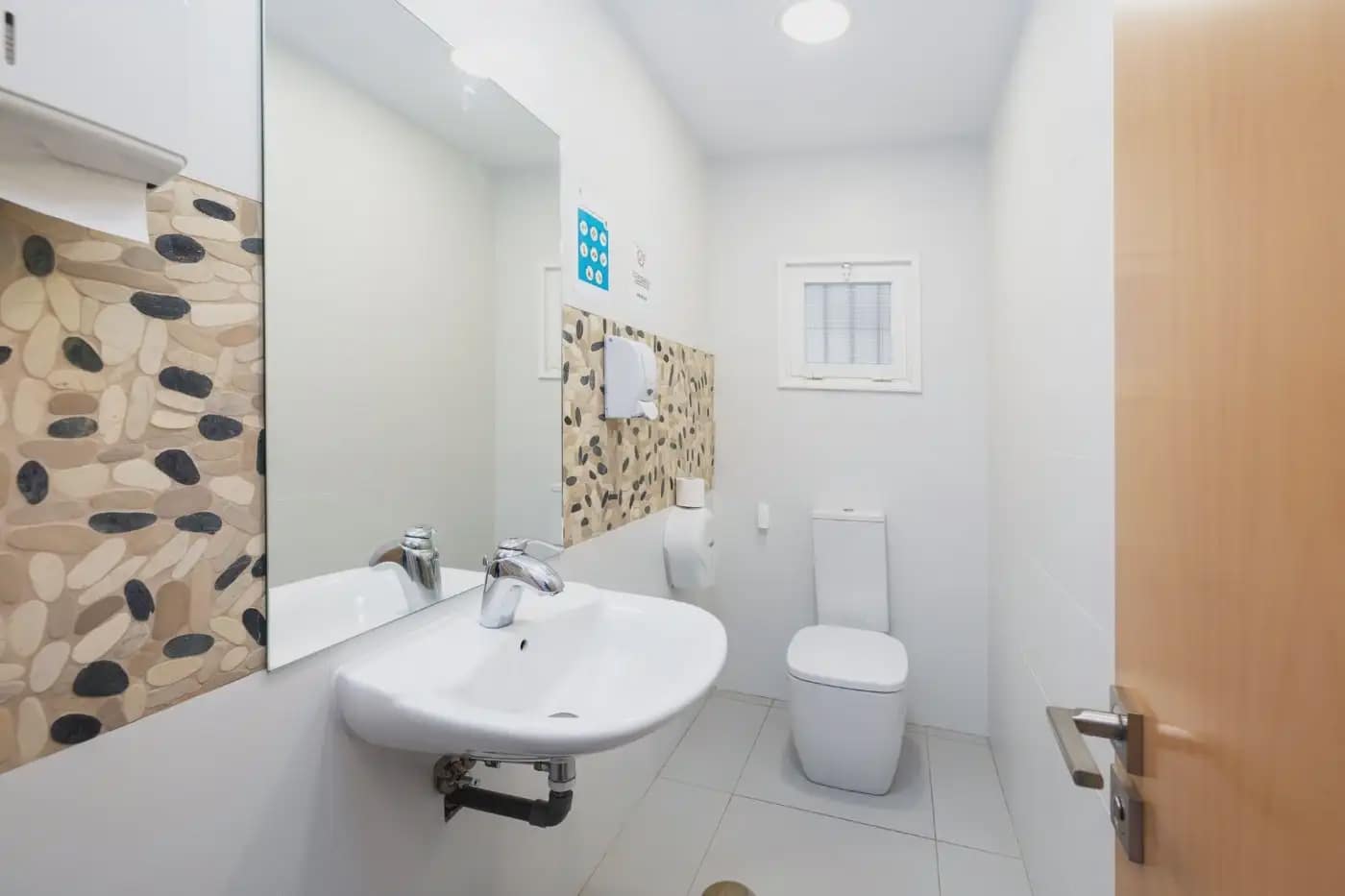 Erhverv til salg i Granada by - € 500.000 (Ref: 9837107)