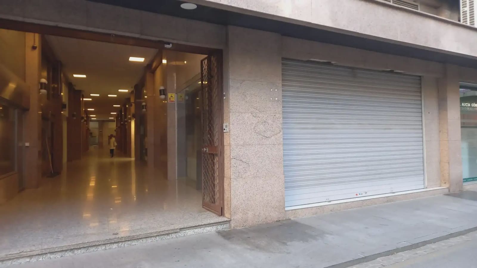 Kommersiell til leie i Granada by - € 2 200 (Ref: 9837109)