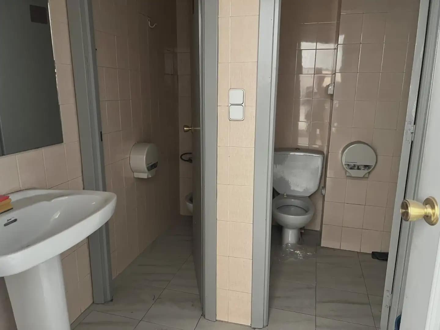 Kommersiell til leie i Granada by - € 2 200 (Ref: 9837109)