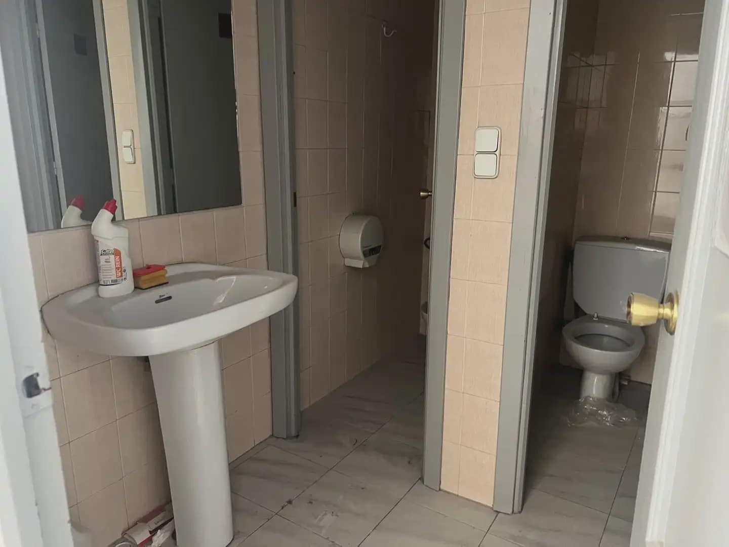 Kommersiell til leie i Granada by - € 2 200 (Ref: 9837109)