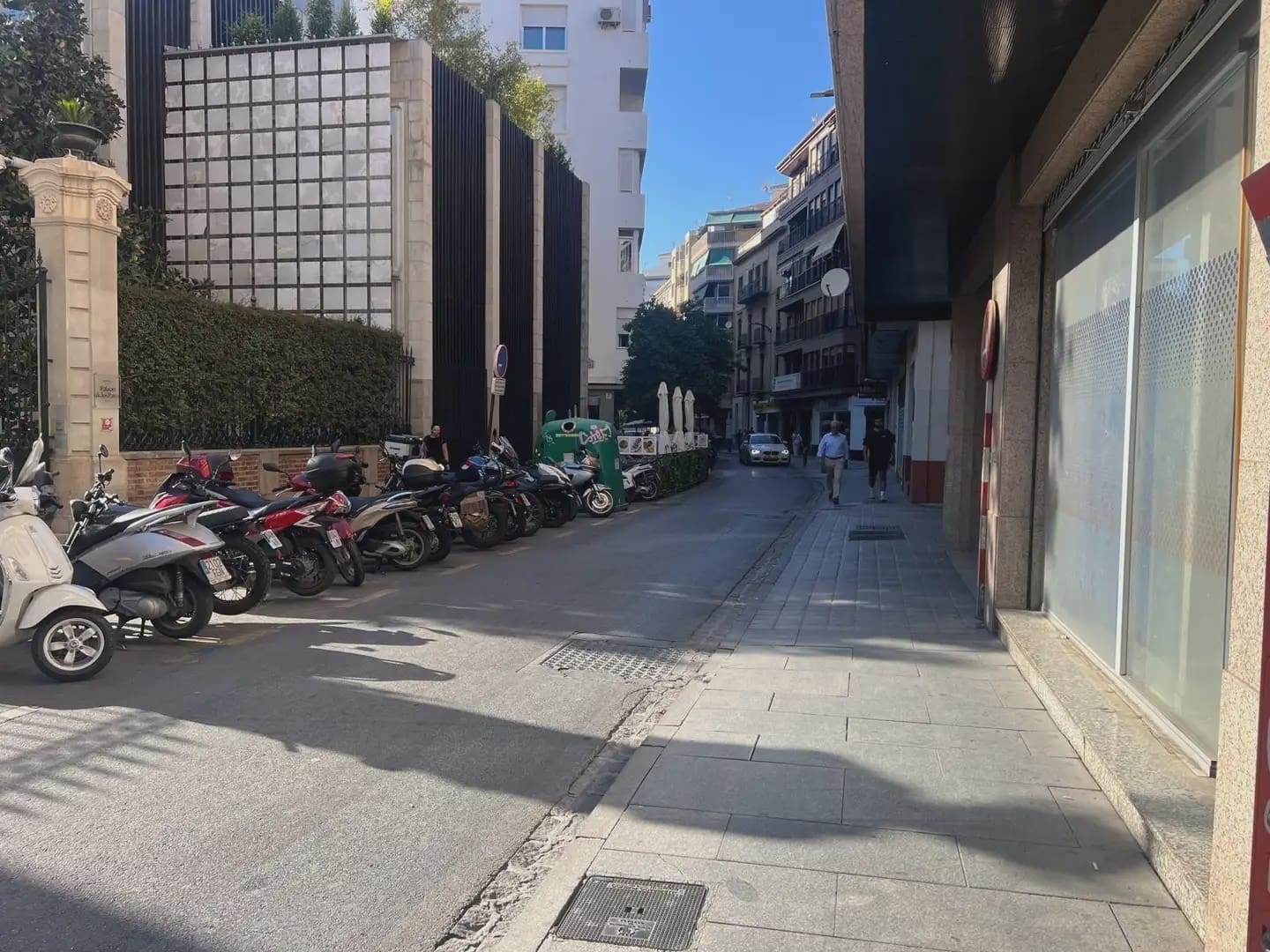 Kommersiell til leie i Granada by - € 2 200 (Ref: 9837109)