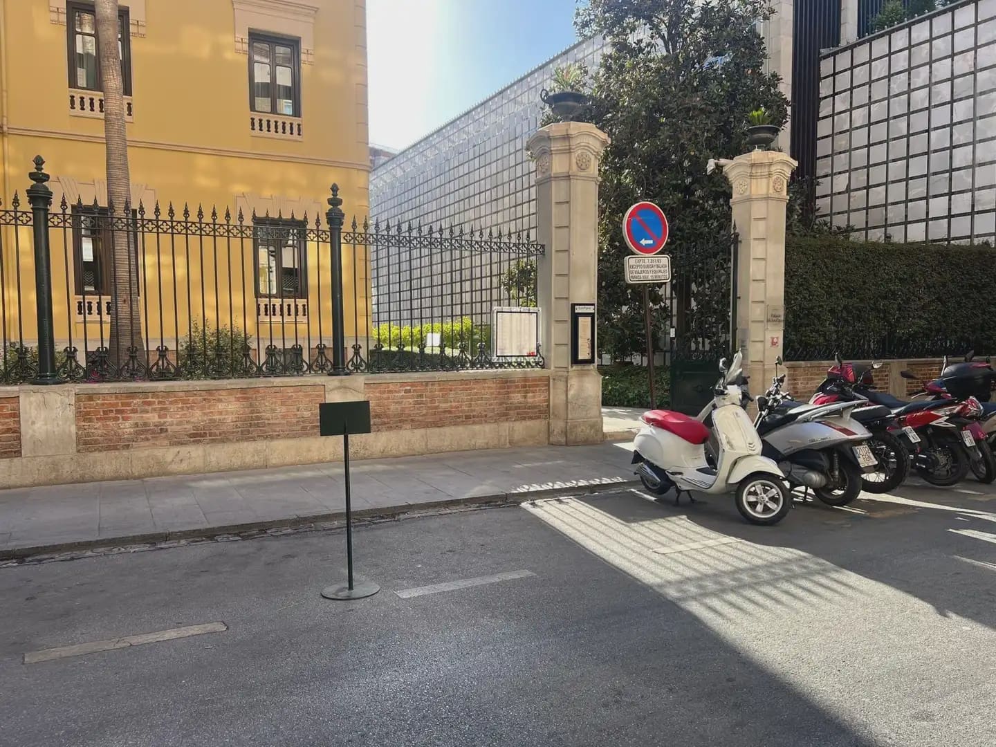Kommersiell til leie i Granada by - € 2 200 (Ref: 9837109)