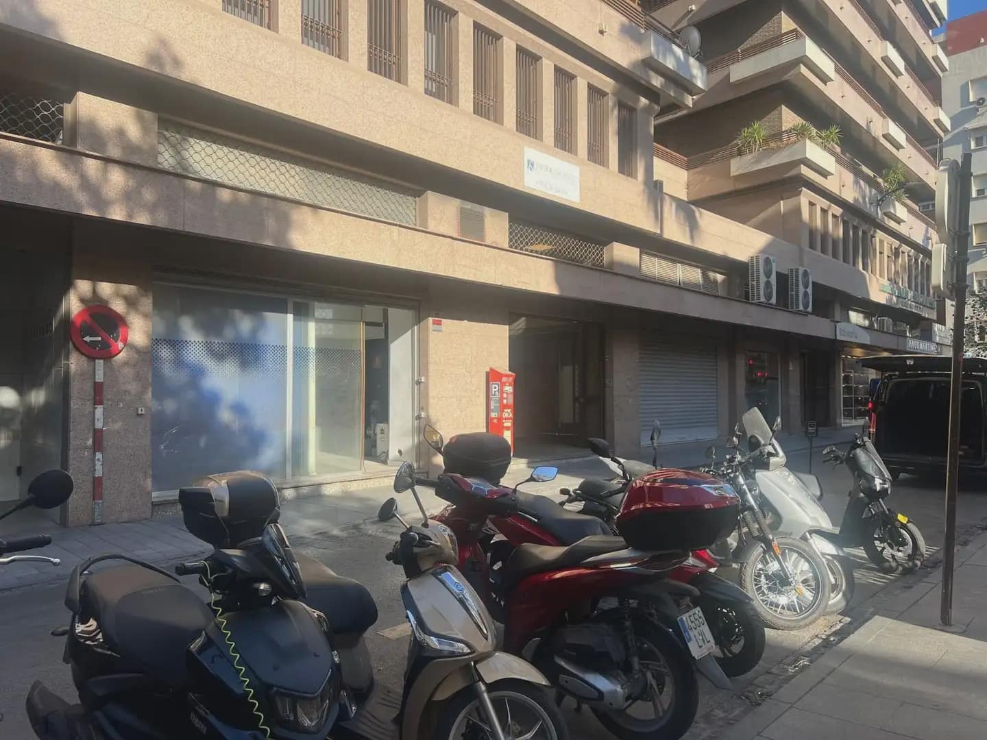 Kommersiell til leie i Granada by - € 2 200 (Ref: 9837109)