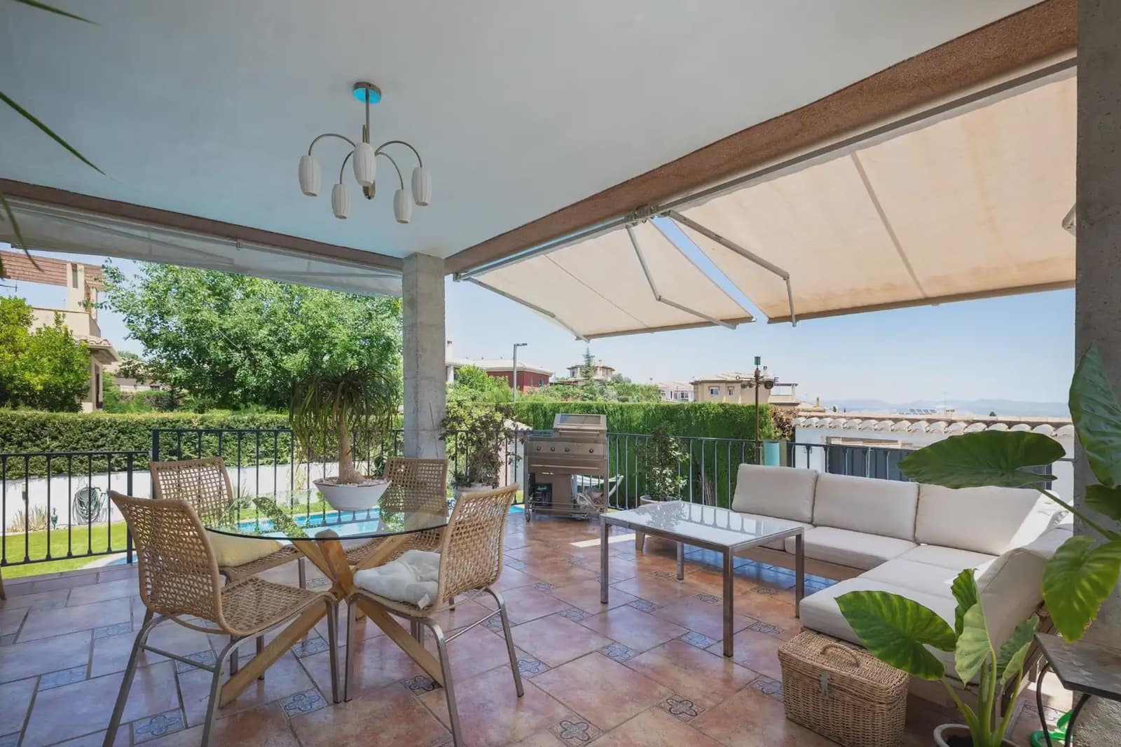 Villa for sale in Otura with pool garage - € 545,000 (Ref: 9837110)
