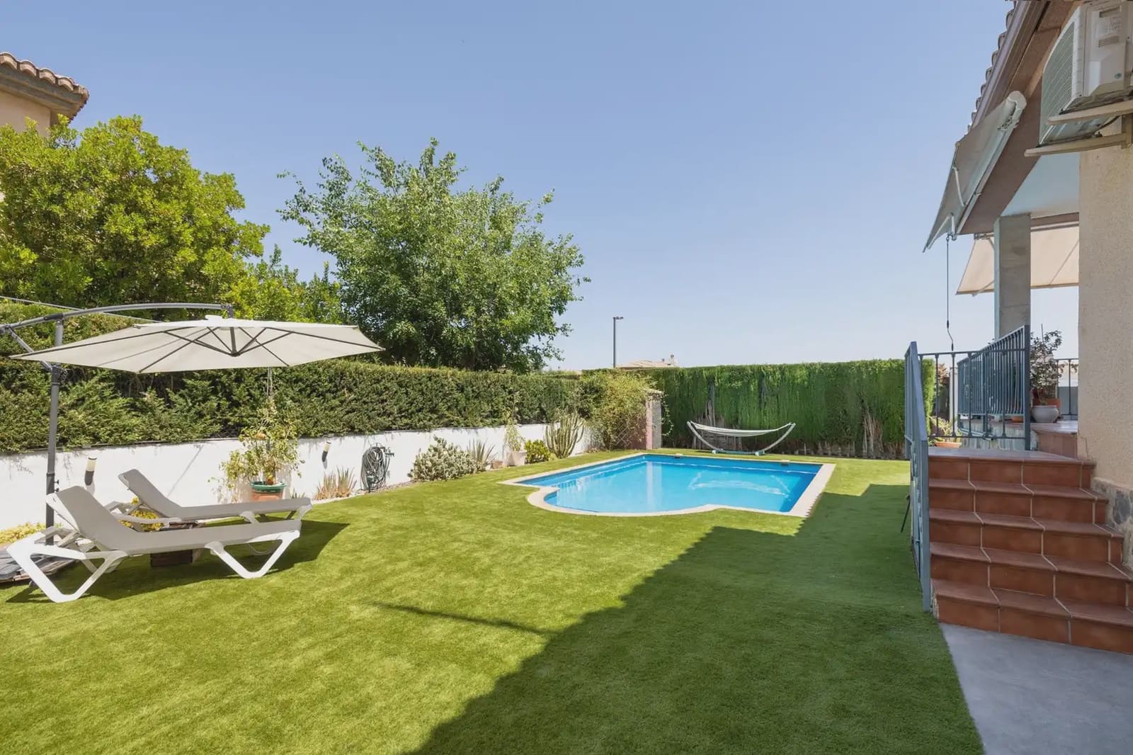 Villa for sale in Otura with pool garage - € 545,000 (Ref: 9837110)