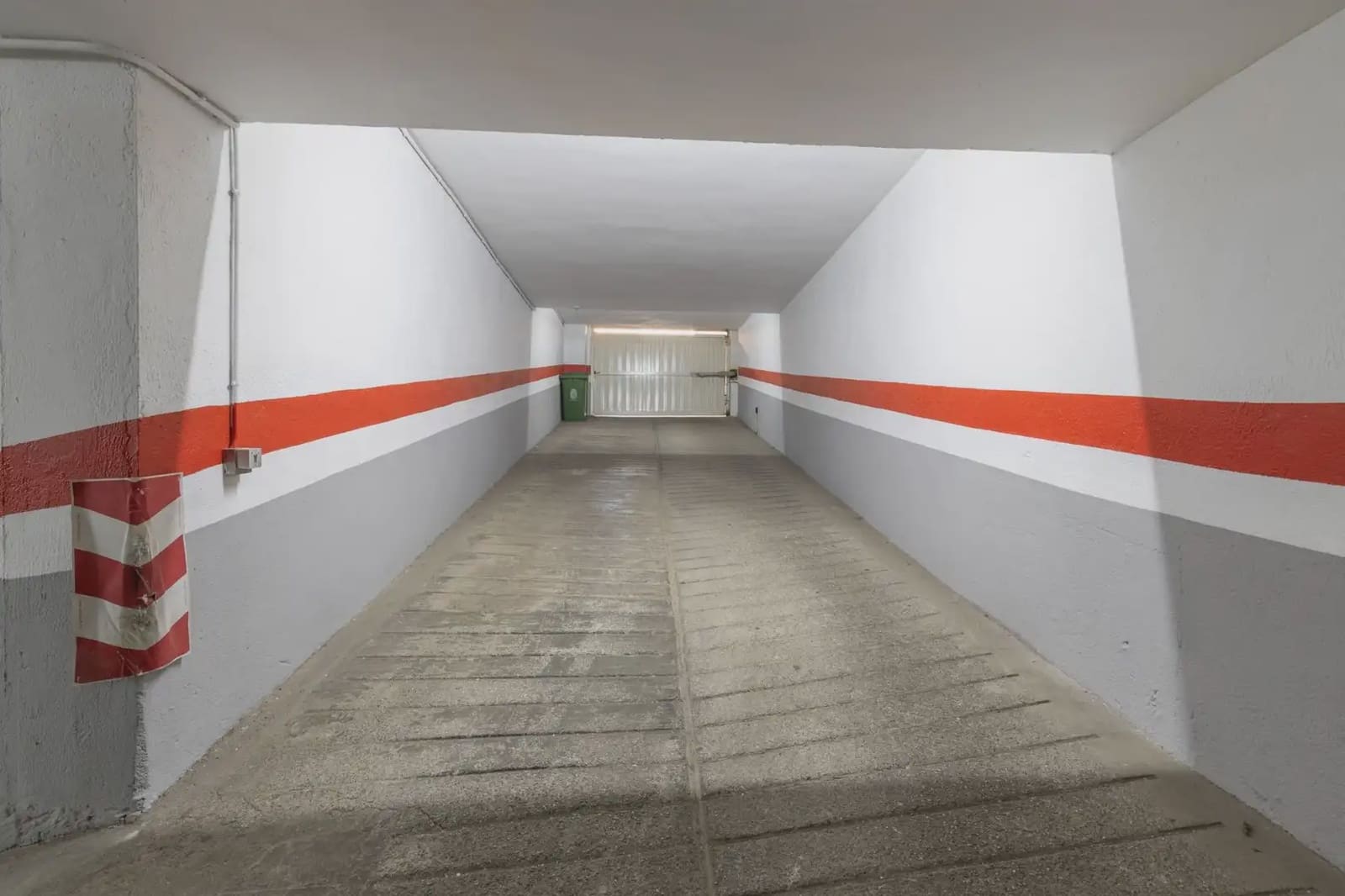 Garage for sale in Granada city - € 58,000 (Ref: 9837111)