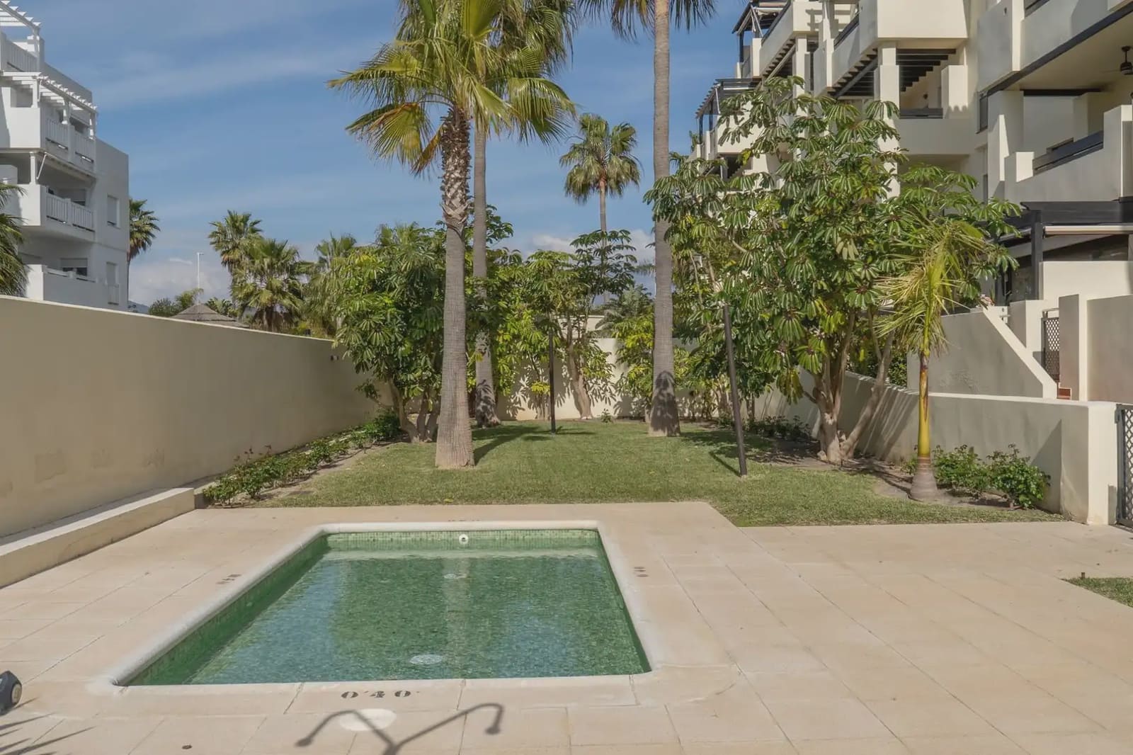 Flat for sale in Motril with pool garage - € 284,900 (Ref: 9837121)