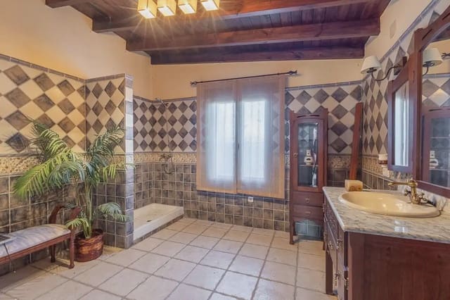 Villa til salg i La Zubia med garage - € 795.000 (Ref: 9837127)