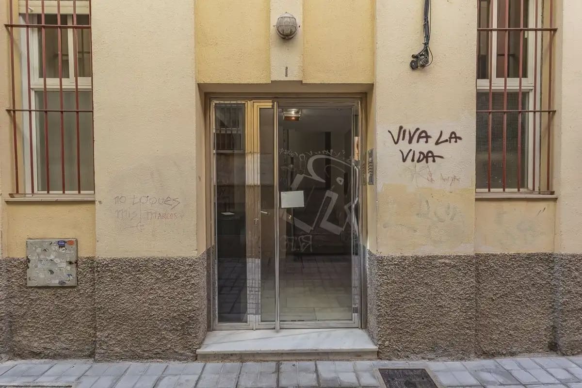 Flat te koop in Granada stad - € 250.000 (Ref: 9837150)