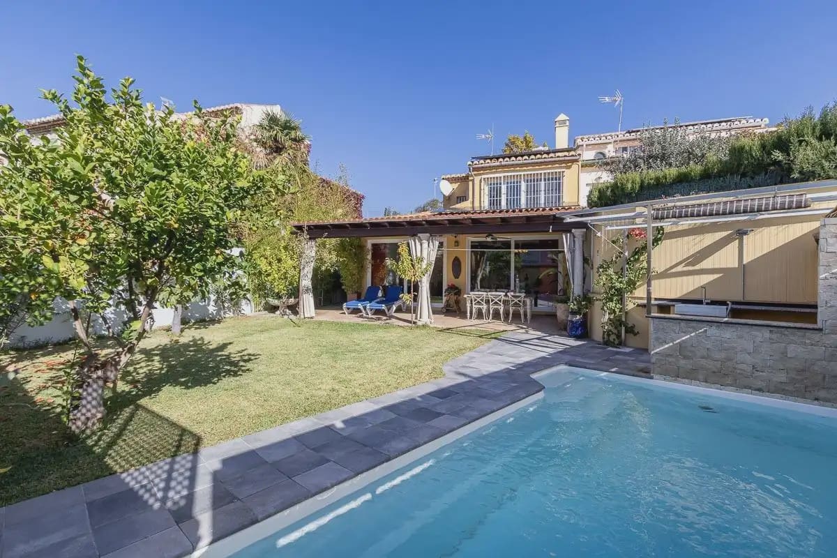 Villa for sale in Granada city with pool garage - € 1,100,000 (Ref: 9837154)