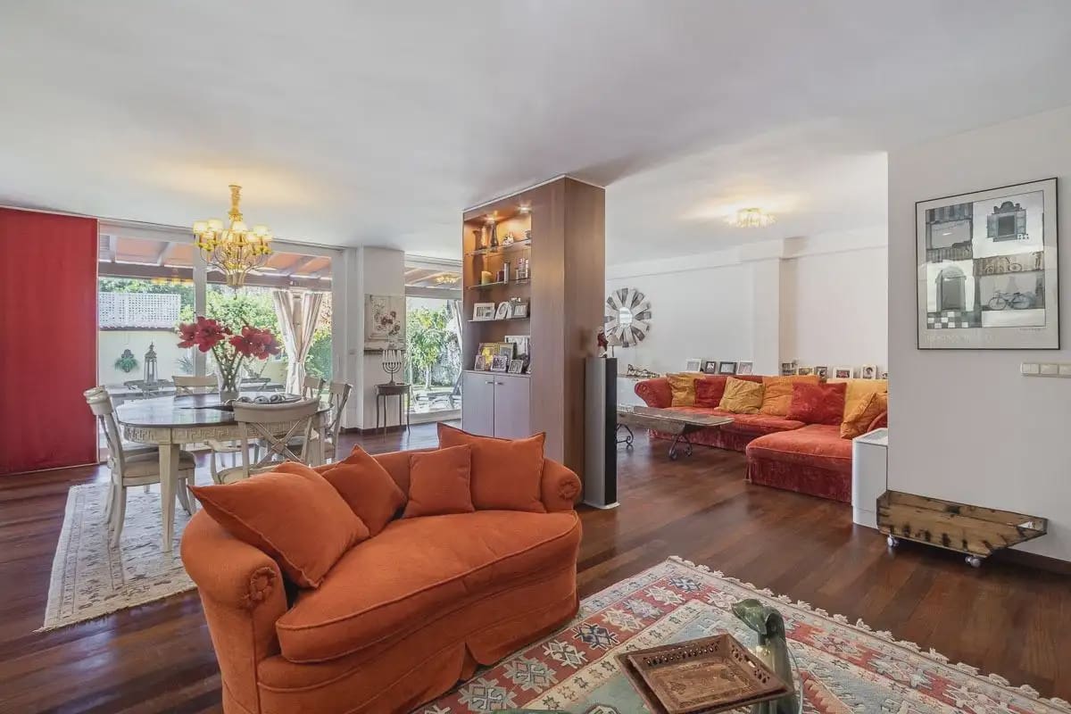 Villa for sale in Granada city with pool garage - € 1,100,000 (Ref: 9837154)