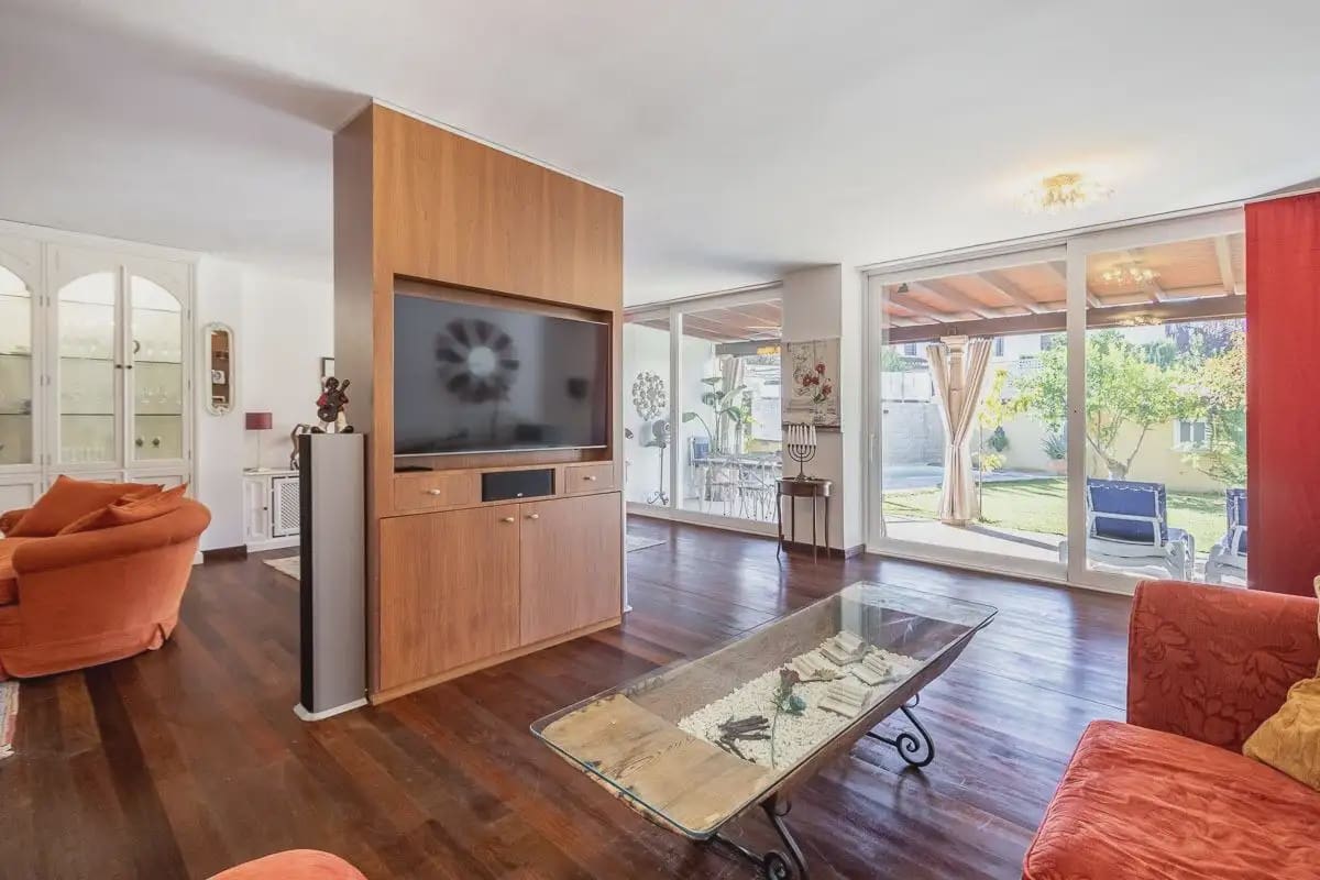 Villa for sale in Granada city with pool garage - € 1,100,000 (Ref: 9837154)