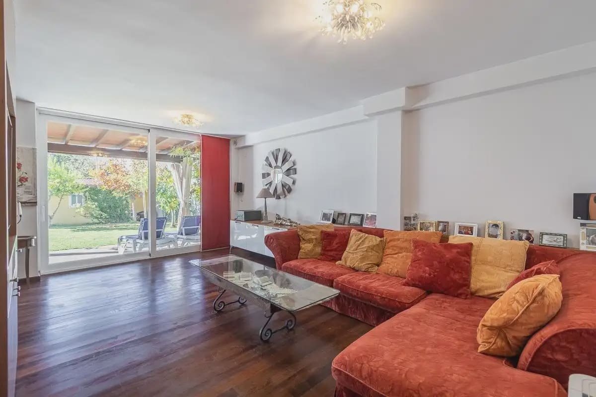 Villa for sale in Granada city with pool garage - € 1,100,000 (Ref: 9837154)