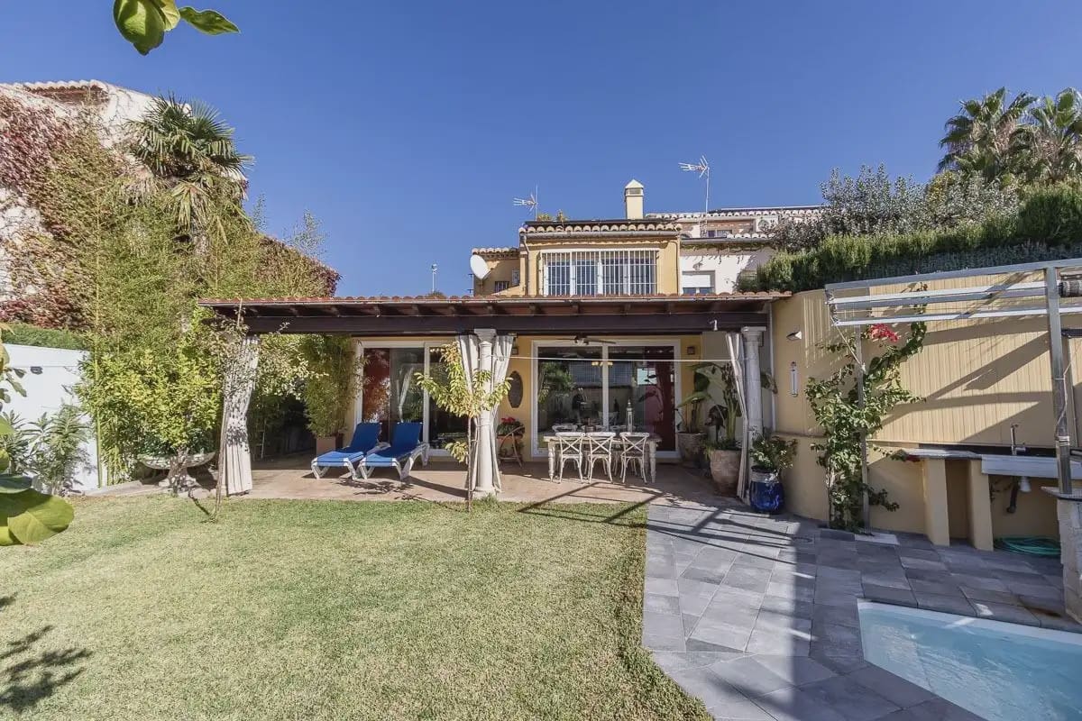 Villa for sale in Granada city with pool garage - € 1,100,000 (Ref: 9837154)
