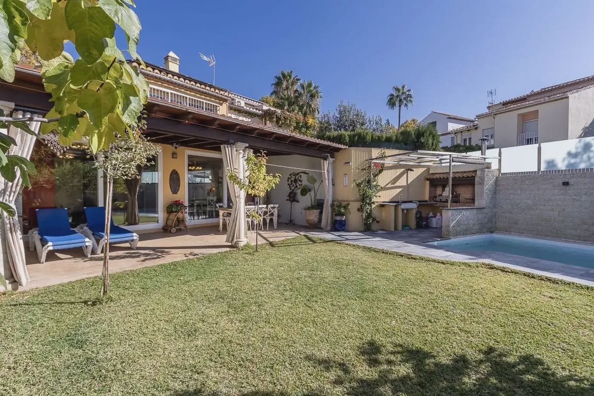 Villa for sale in Granada city with pool garage - € 1,100,000 (Ref: 9837154)