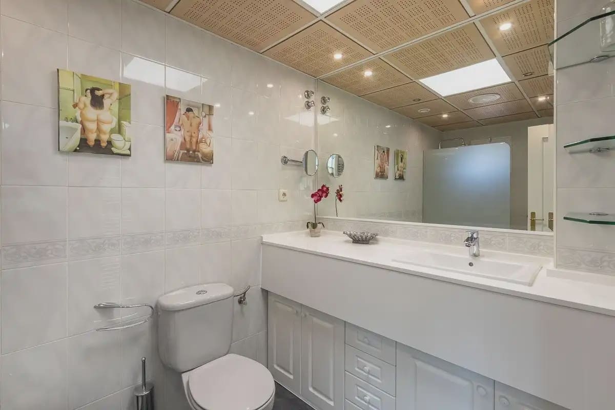 Villa for sale in Granada city with pool garage - € 1,100,000 (Ref: 9837154)