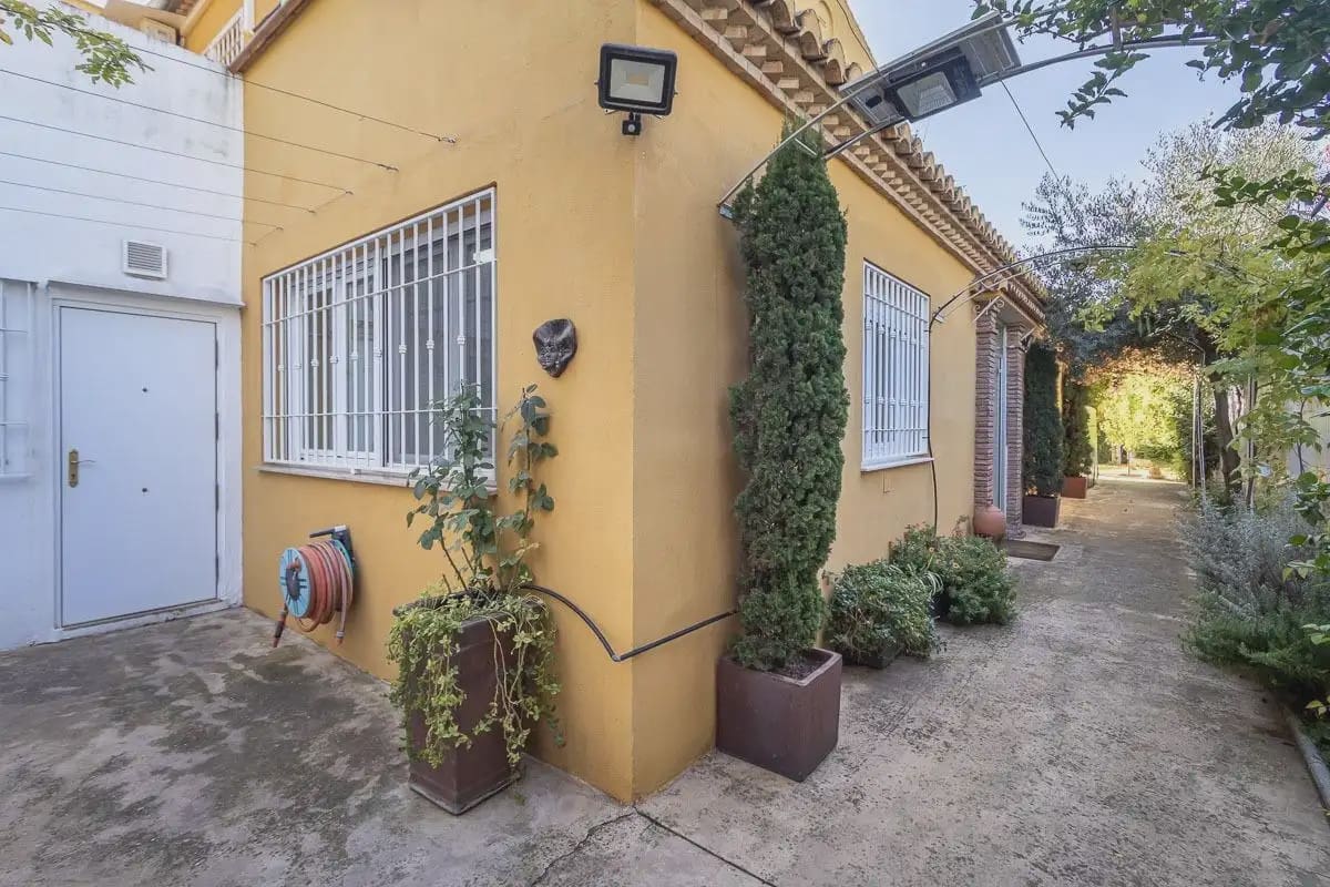 Villa for sale in Granada city with pool garage - € 1,100,000 (Ref: 9837154)