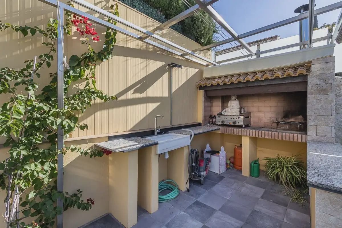 Villa for sale in Granada city with pool garage - € 1,100,000 (Ref: 9837154)