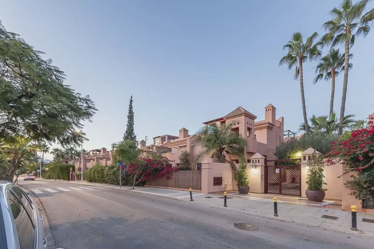 Townhouse for sale in Motril with pool garage - € 587,000 (Ref: 9837162)