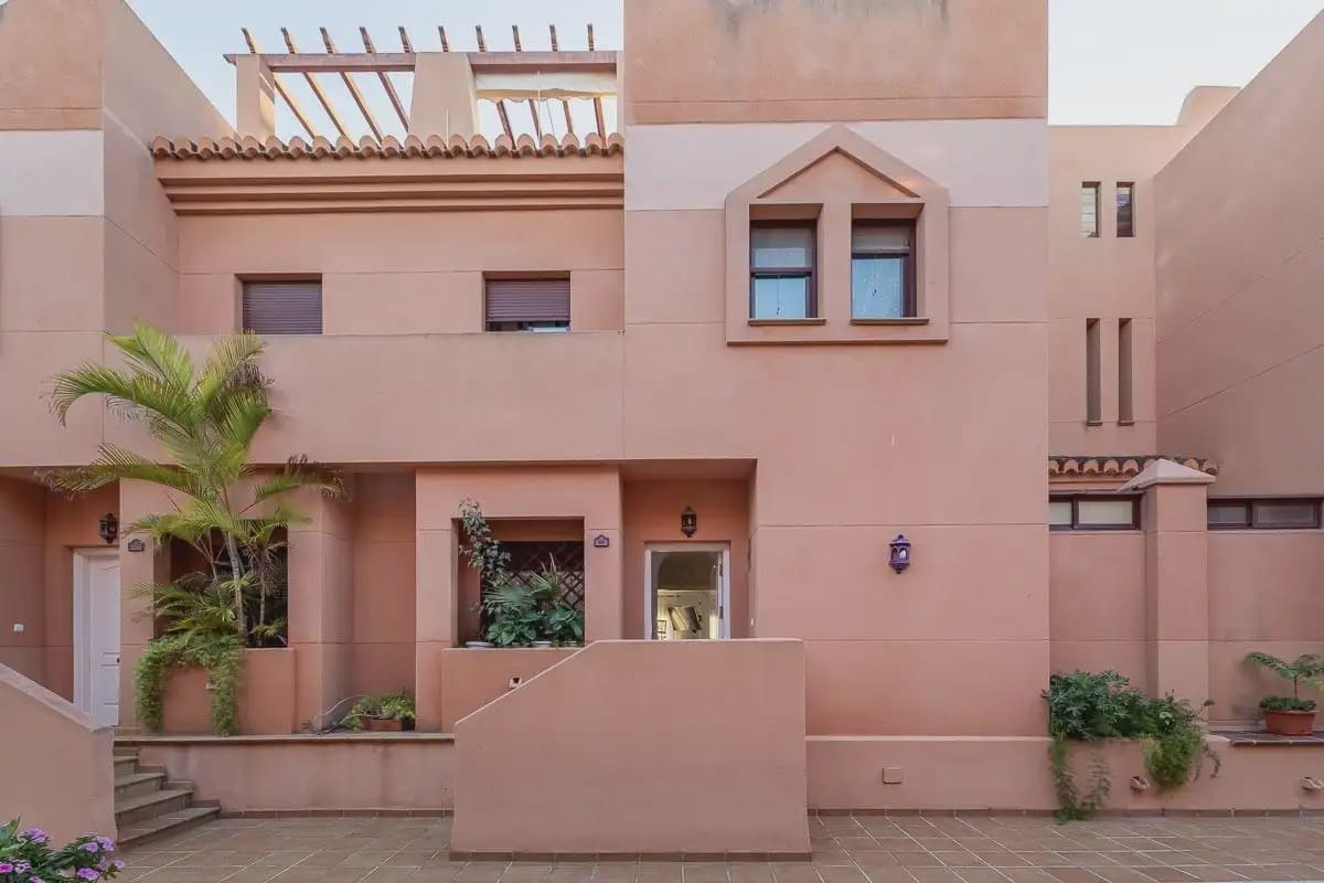 Townhouse for sale in Motril with pool garage - € 587,000 (Ref: 9837162)