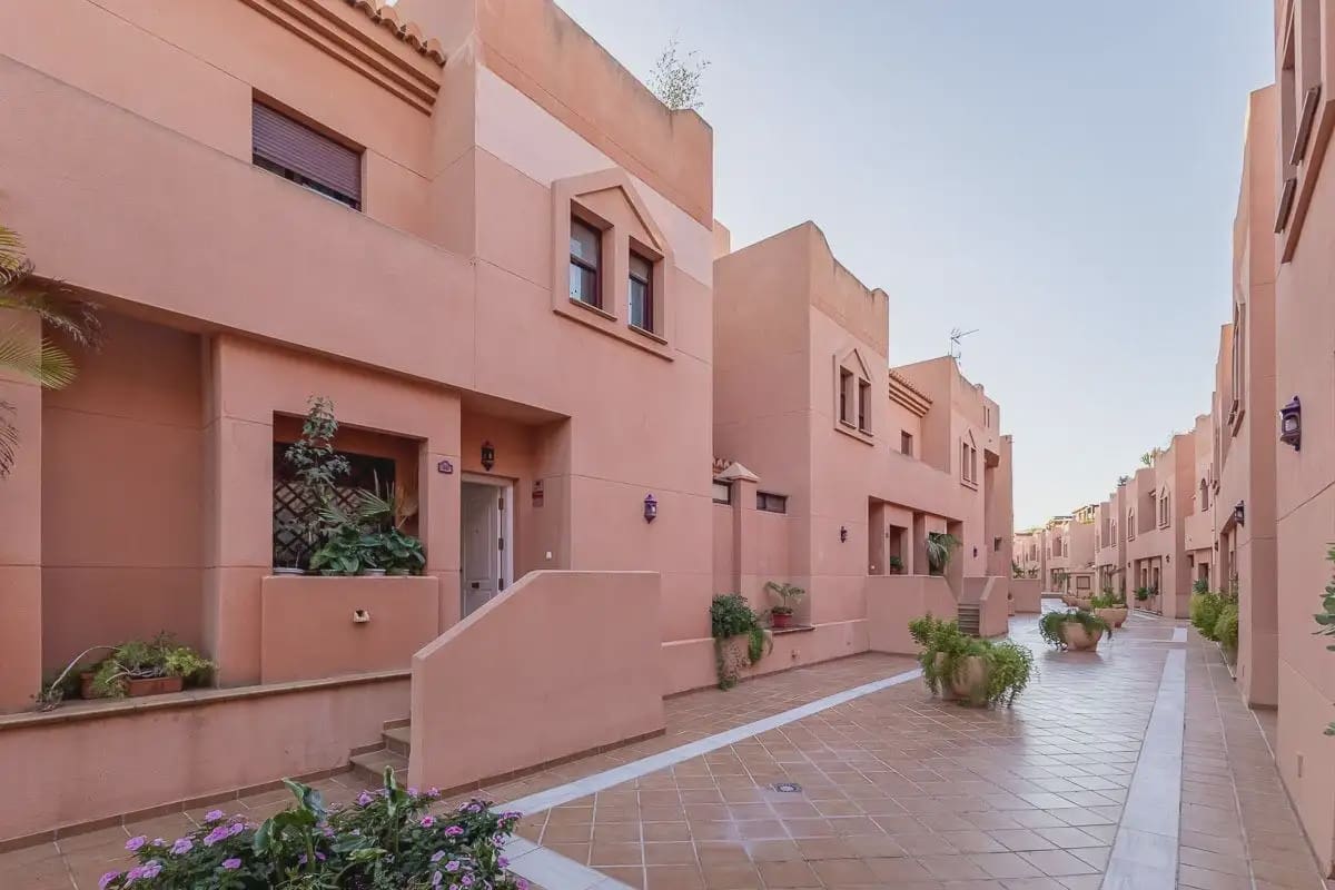 Townhouse for sale in Motril with pool garage - € 587,000 (Ref: 9837162)