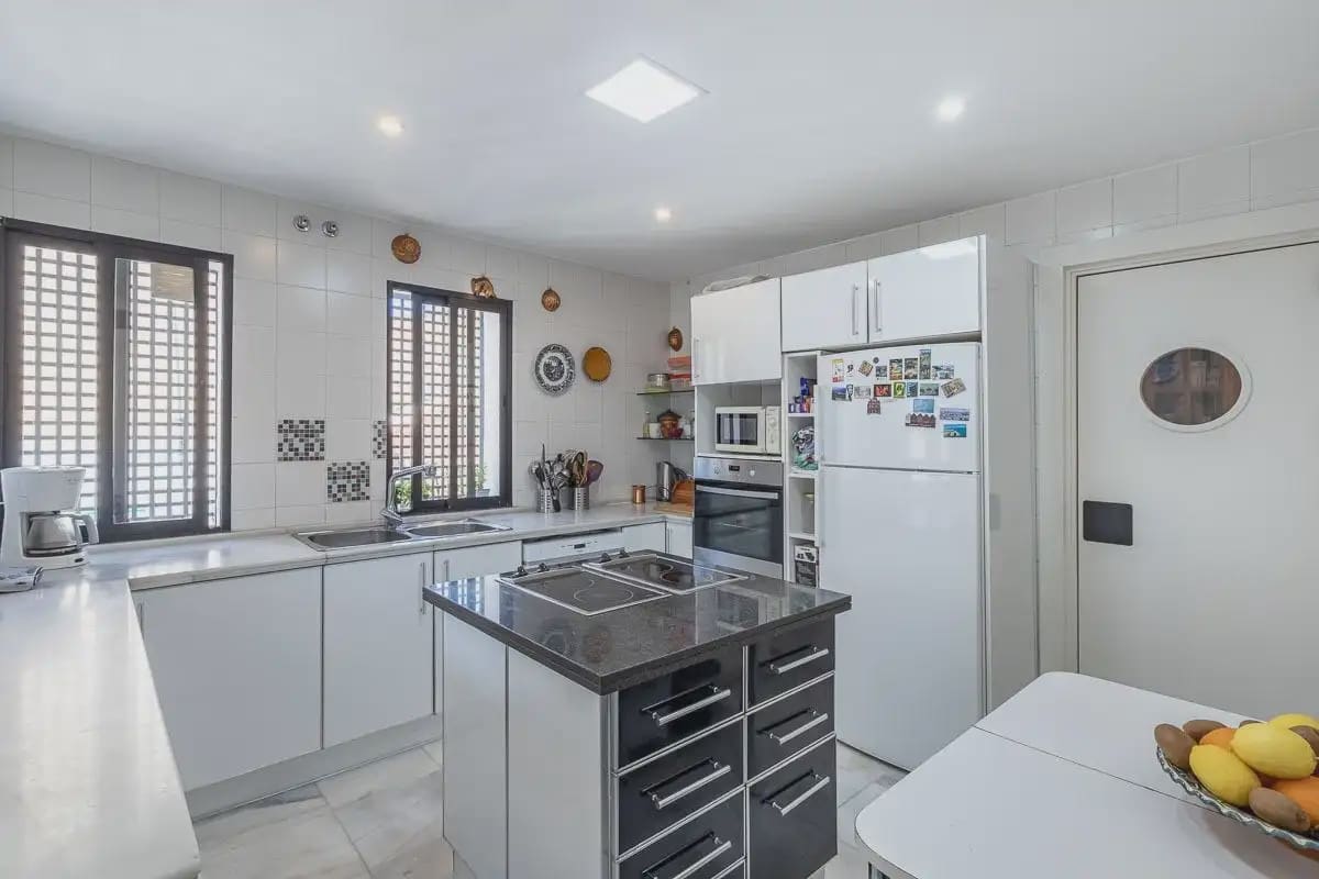 Villa for sale in Granada city with garage - € 710,000 (Ref: 9837165)