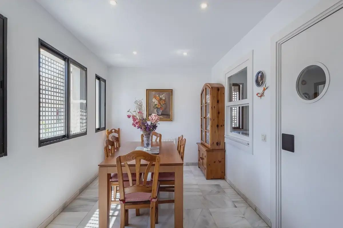 Villa for sale in Granada city with garage - € 710,000 (Ref: 9837165)