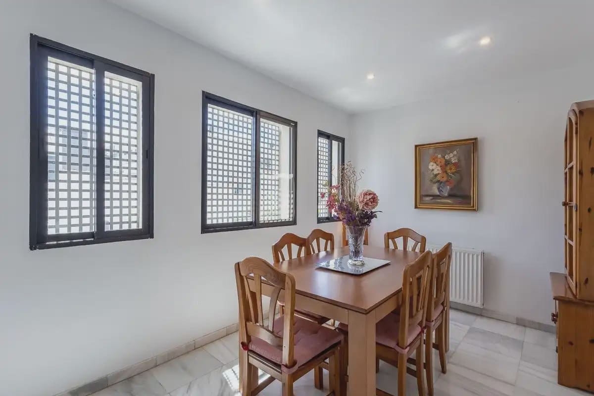 Villa for sale in Granada city with garage - € 710,000 (Ref: 9837165)