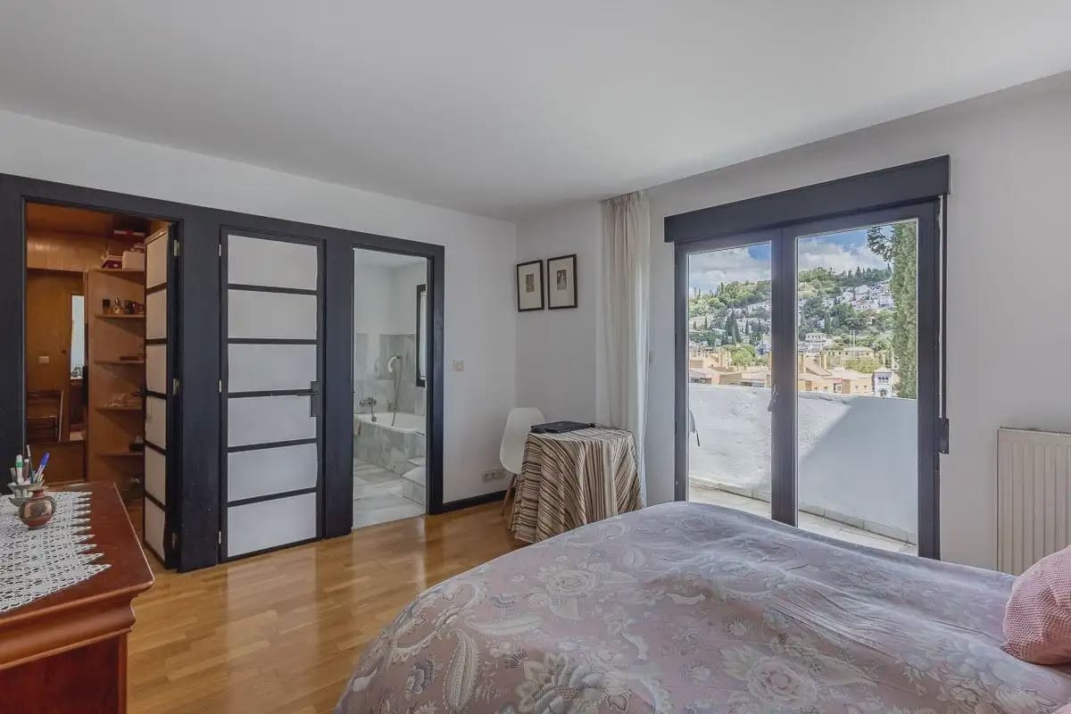 Villa for sale in Granada city with garage - € 710,000 (Ref: 9837165)