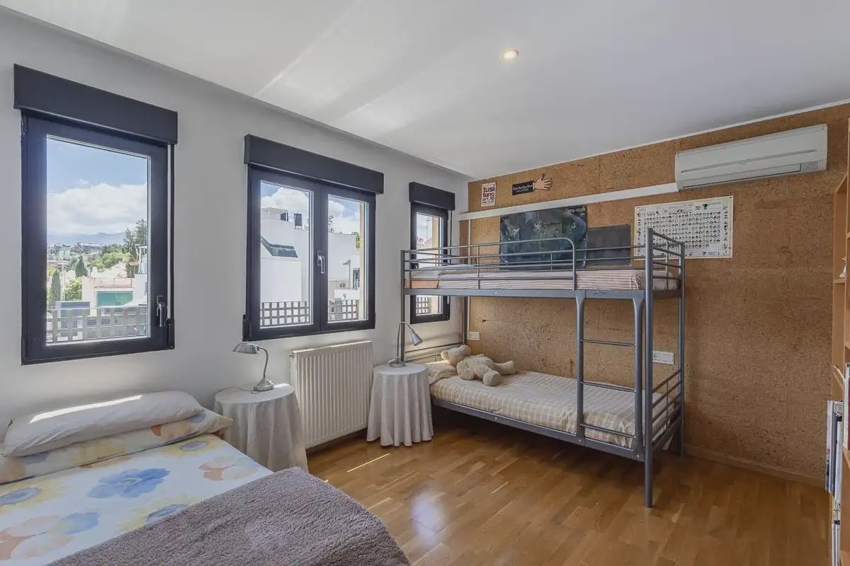 Villa for sale in Granada city with garage - € 710,000 (Ref: 9837165)