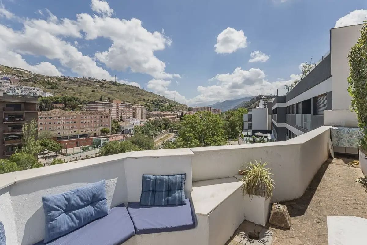 Villa for sale in Granada city with garage - € 710,000 (Ref: 9837165)