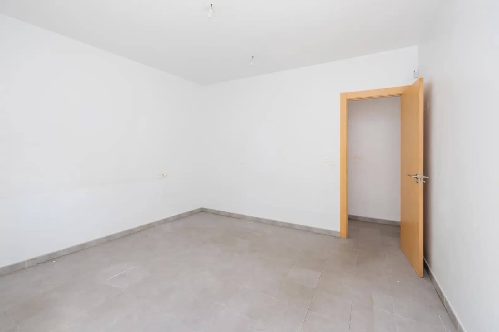 Flat for sale in Orgiva with garage - € 65,000 (Ref: 9837170)