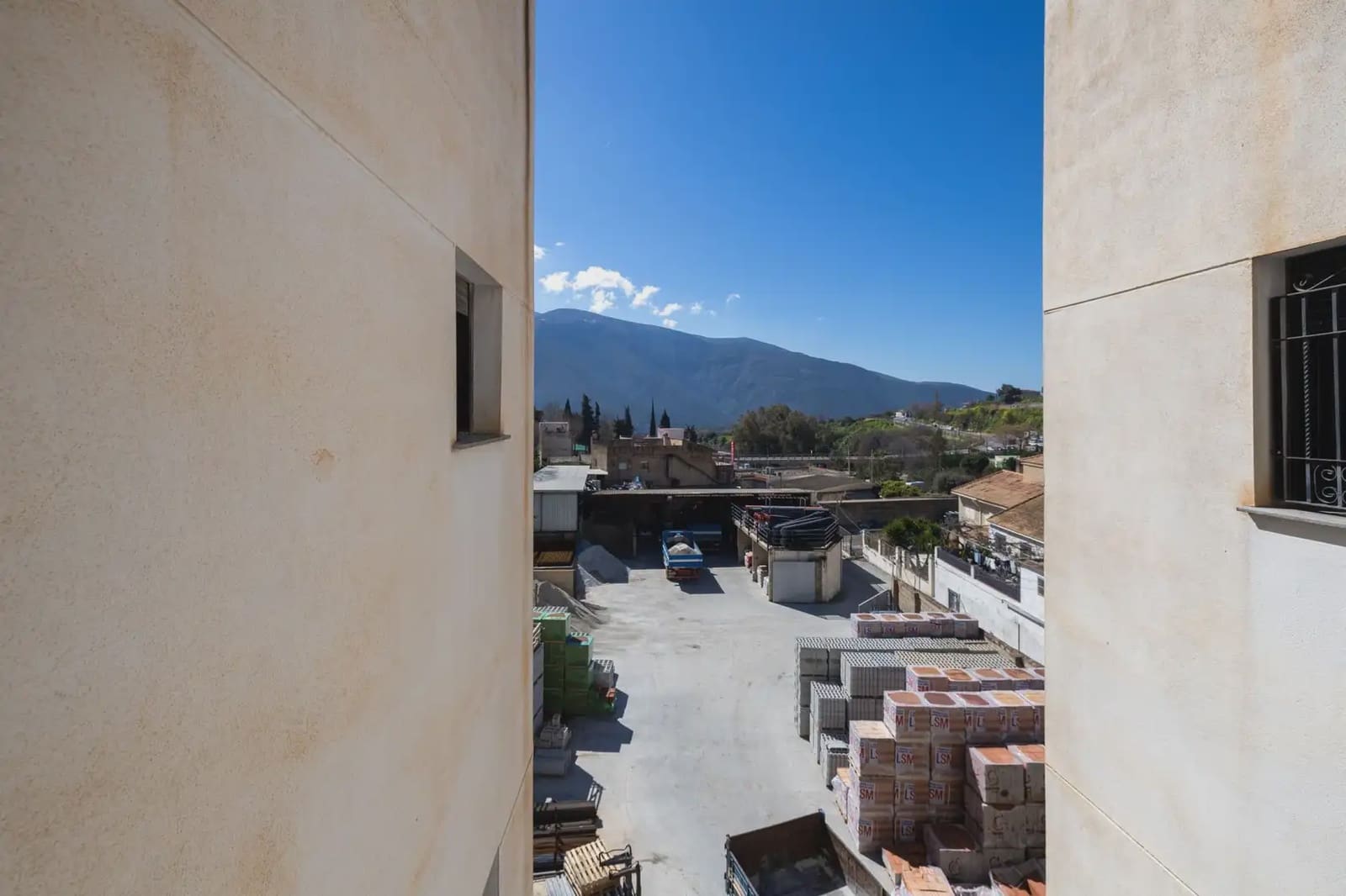 Flat for sale in Orgiva with garage - € 65,000 (Ref: 9837170)