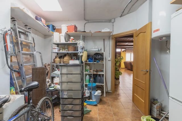 Omakotitalo myytävänä paikassa Dílar mukana 
autotalli - 199 500 € (Ref: 9837172)