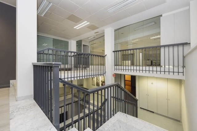Erhverv til salg i Centro - Sagrario, Granada by - € 1.300.000 (Ref: 9837173)