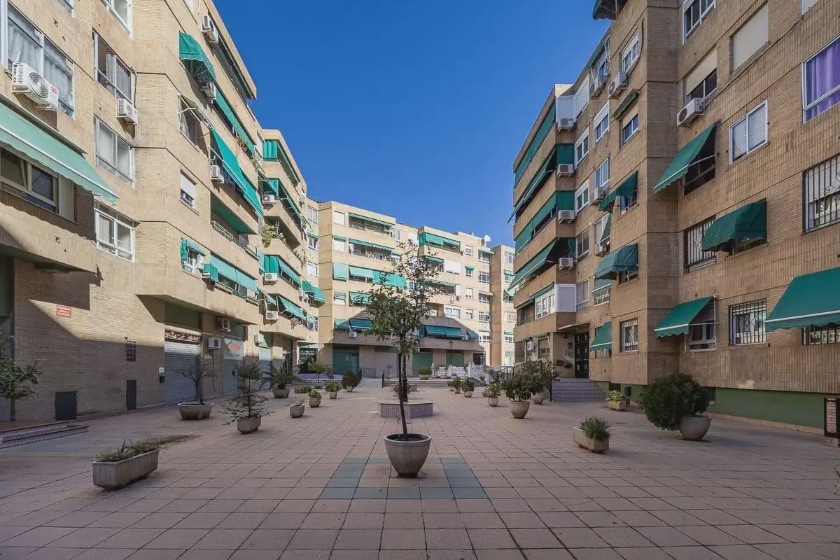Commercieel te koop in Granada stad - € 380.000 (Ref: 9837176)