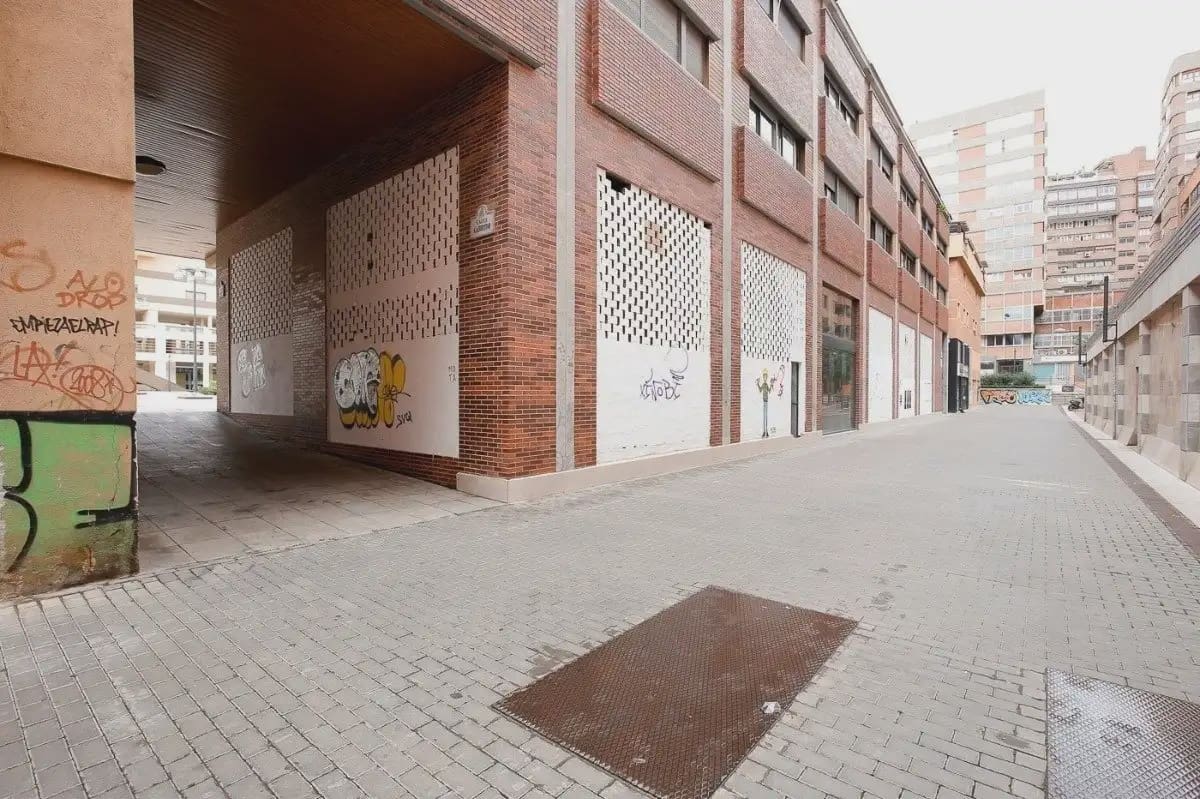 Commercieel te koop in Granada stad - € 350.000 (Ref: 9837184)