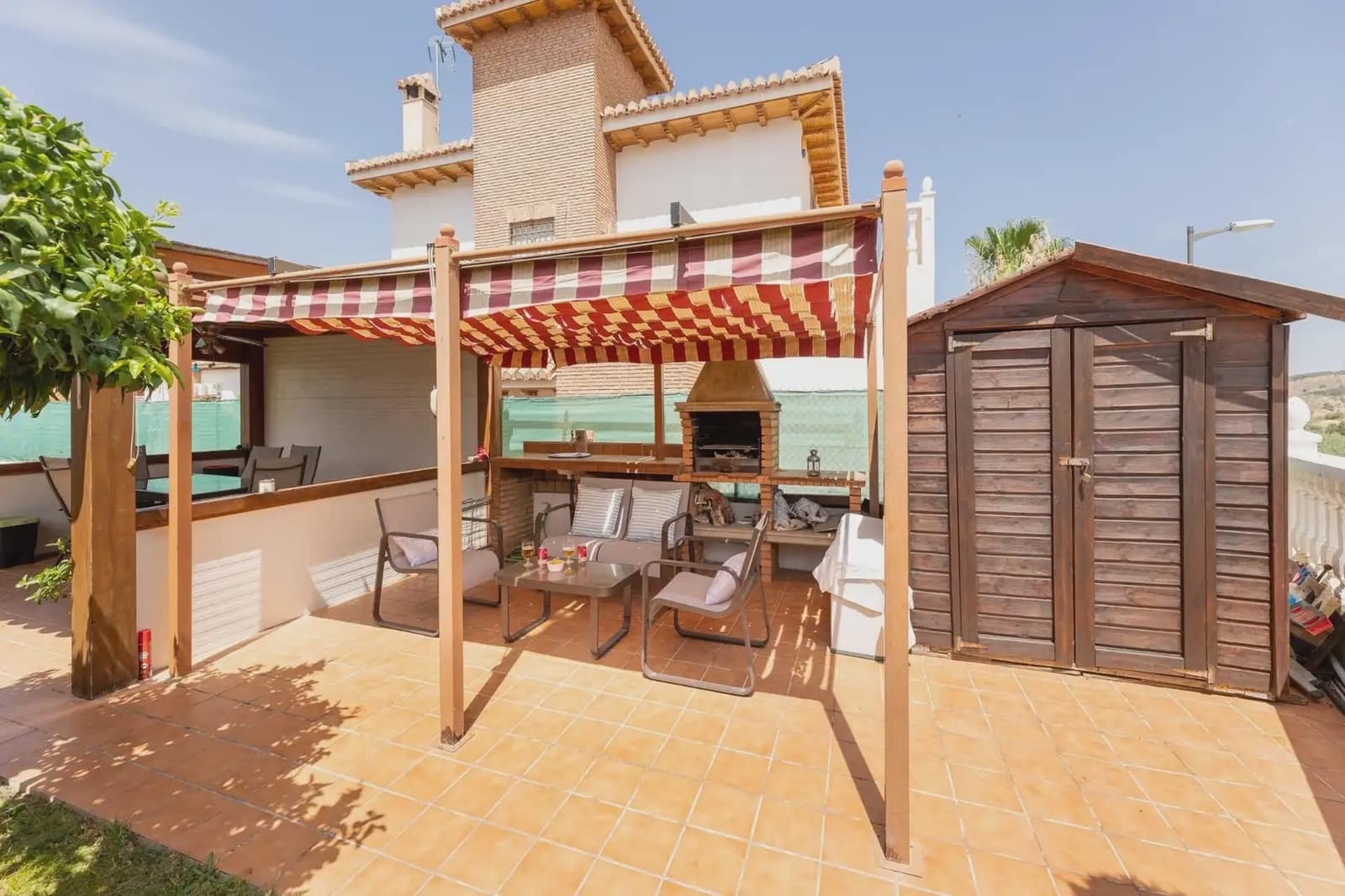 Villa zu verkaufen in Huetor Vega mit Pool Garage - 480.000 € (Ref: 9837200)