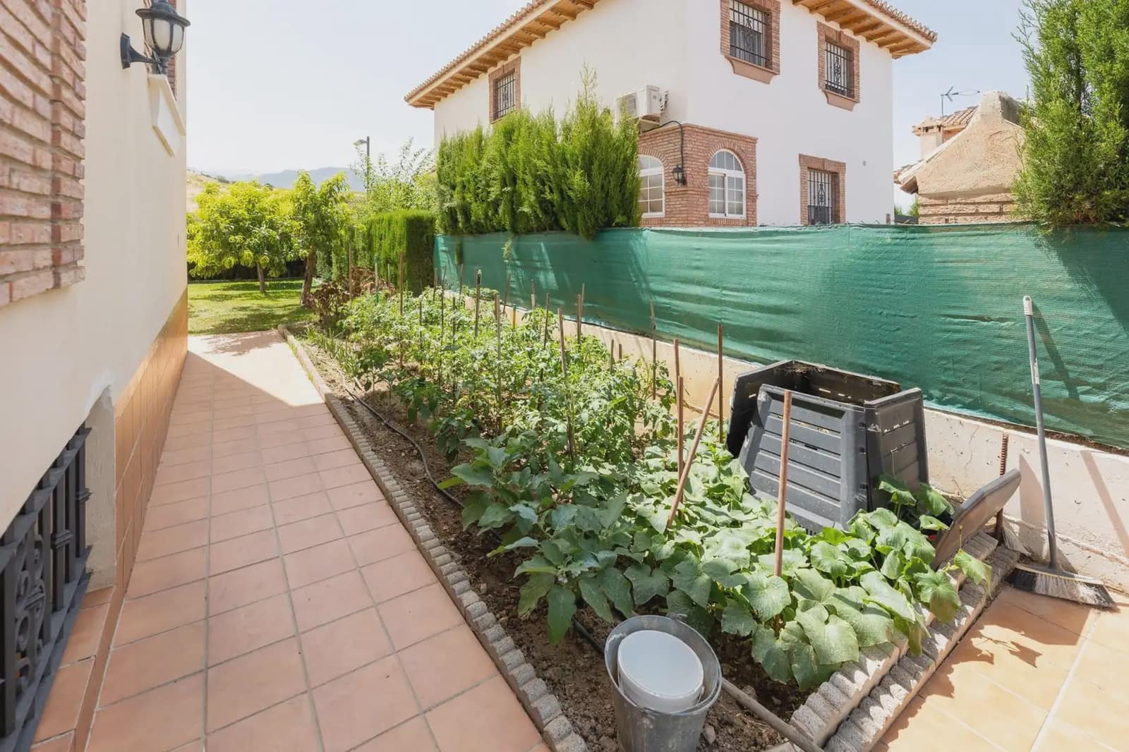 Villa zu verkaufen in Huetor Vega mit Pool Garage - 480.000 € (Ref: 9837200)