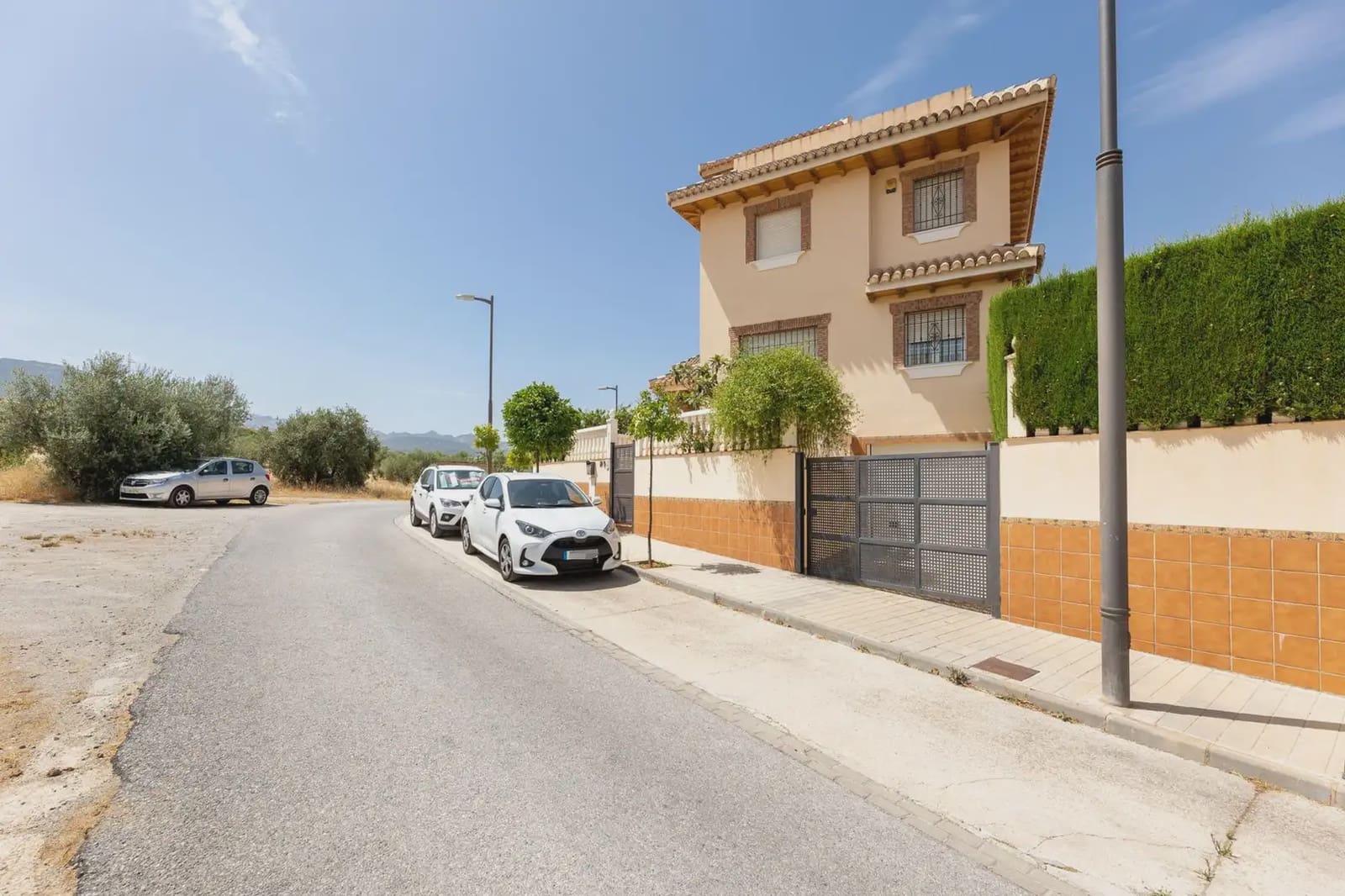 Villa zu verkaufen in Huetor Vega mit Pool Garage - 480.000 € (Ref: 9837200)