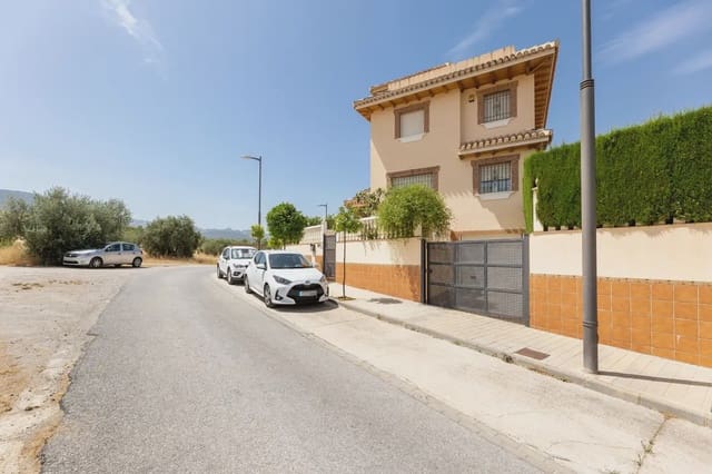 Villa til salgs i Huétor Vega med svømmebasseng garasje - € 480 000 (Ref: 9837200)
